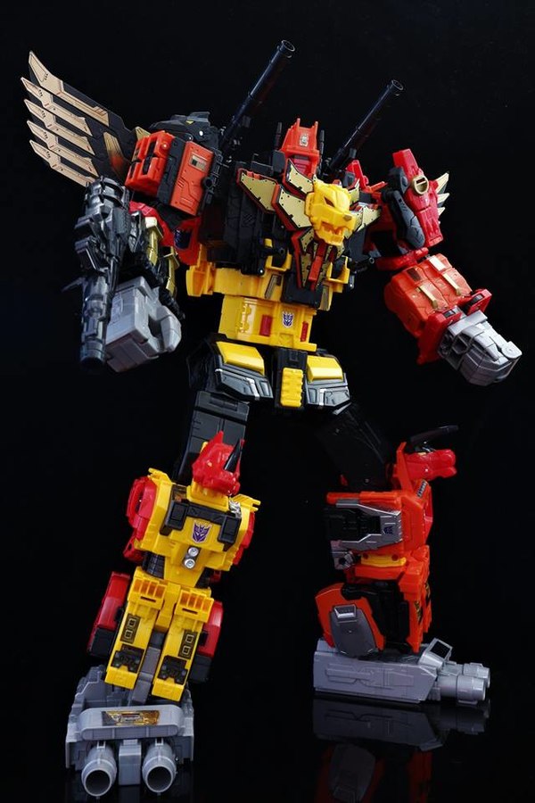 Power Of The Primes Predaking Titan Class Figure In Hand Photos Of Predacons And CombinerPower Of The Primes Predaking Titan Class Figure In Hand Photos Of Predacons And Combiner 32 (32 of 33)